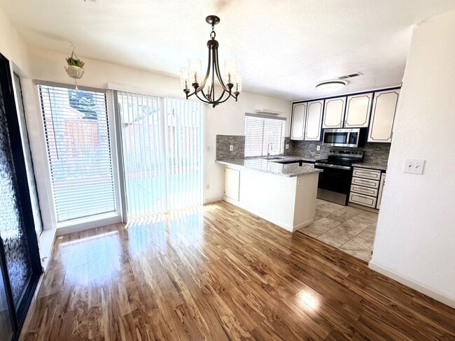 Building Photo - 208 Grovewood Loop N