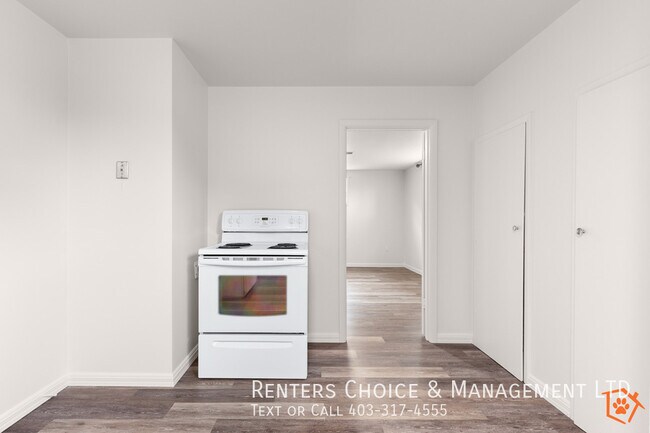 Photo du bâtiment - Pet Friendly Suite with Fenced Yard + Driveway Parking