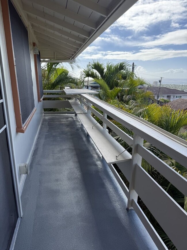 Building Photo - 2 bed 1 bath, 1 studio for $4,100.00/mo with beautiful view of Diamond Head. DONT MISS OUT!