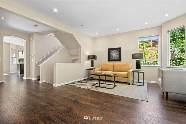 Building Photo - Tranquil Bellevue Home with Extra Room!
