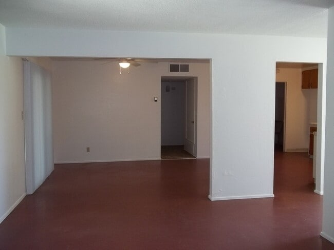 Building Photo - 3 Bedroom home in quiet older NE neighborhood