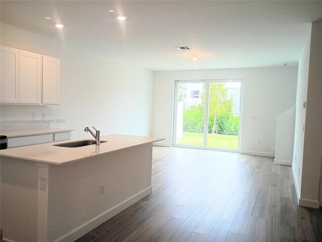 Building Photo - 329 SE Crossoak Ln