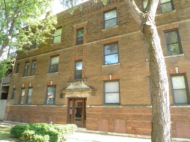 Building Photo - 1641 W Waveland Ave