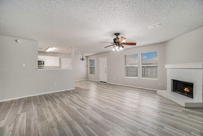 Foto del edificio - Freshly Renovated 2-Story in Cedar Hill