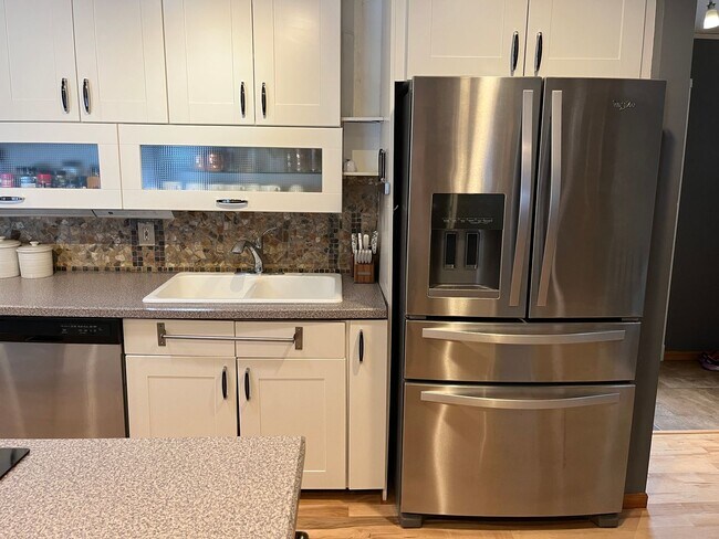 Foto del edificio - Beautiful 4 Bedroom, 3 Bathroom Home in Desirable Country Club Manor