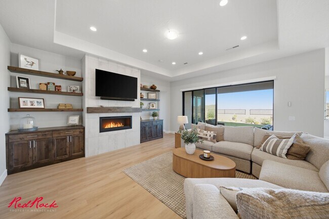 Building Photo - 4 Bedroom Home with Gorgeous Views
