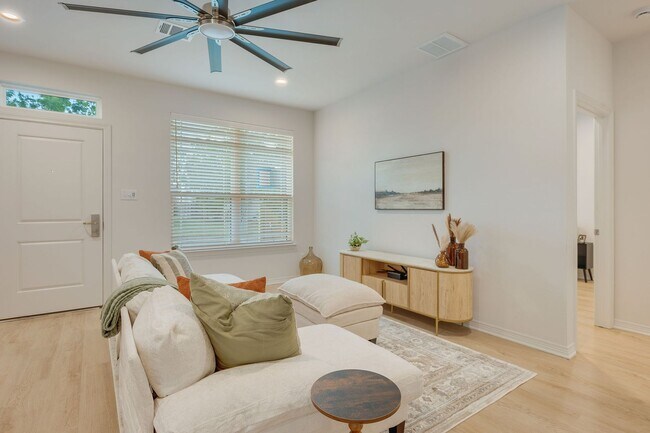 Foto del edificio - Brand New 6 Bed, 6.5 Bath, 3 Story Townhomes w/ Bonus Room & Balcony!