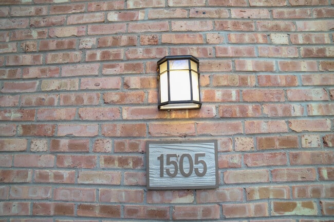 Building Photo - 1505 Fairway Dr