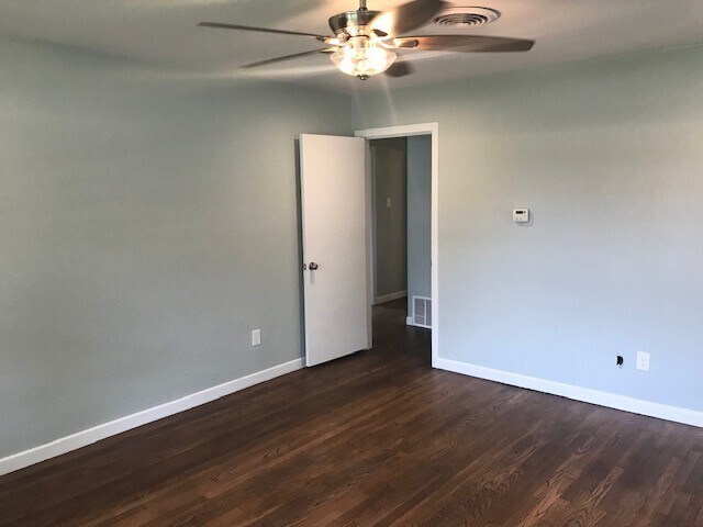 Building Photo - AVAILABLE NOW - EXCELLENT LOCATION