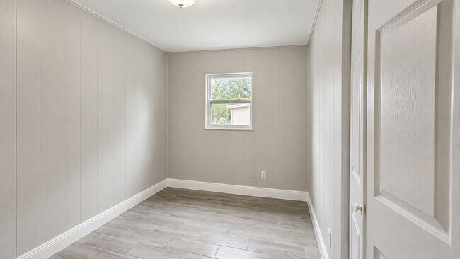 Building Photo - Updated 3 Bedroom Home with Bonus Florida Room, Workshop & Fenced Yard