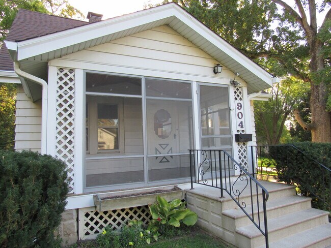 Building Photo - 904 37th St