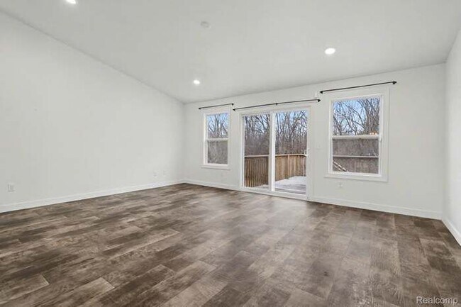 Building Photo - 529 Swan River Dr