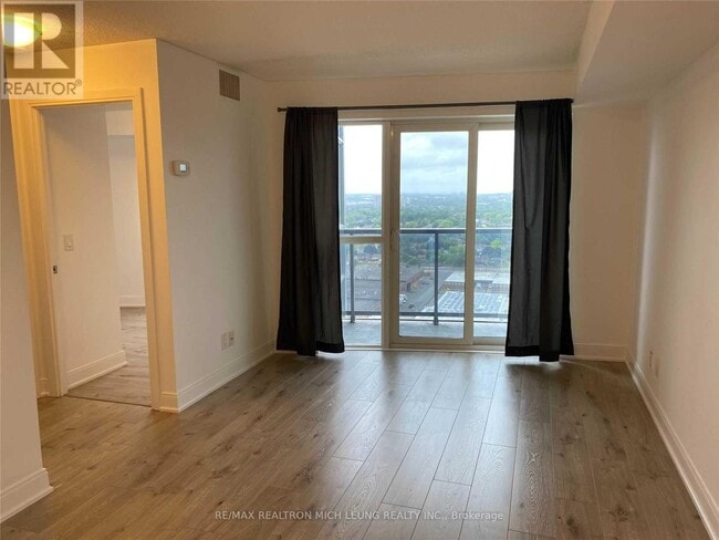 Photo du bâtiment - 135 Village Green Square