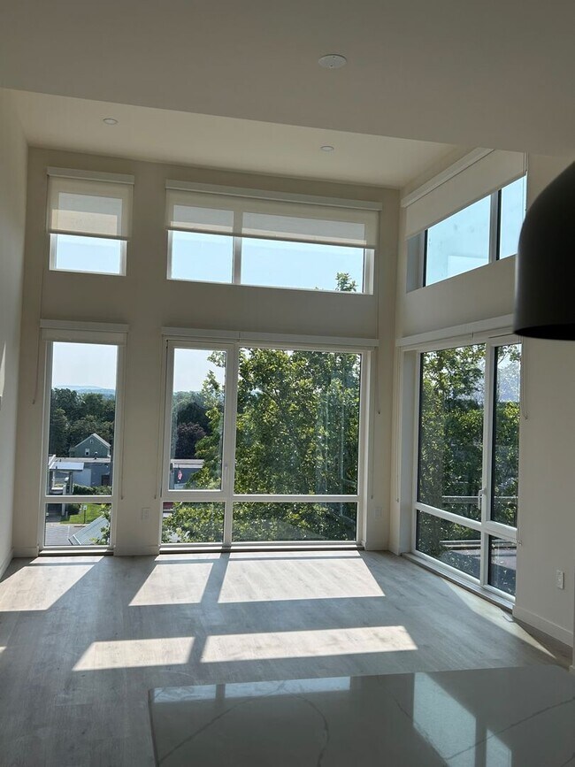 Interior Photo - 44 Springside