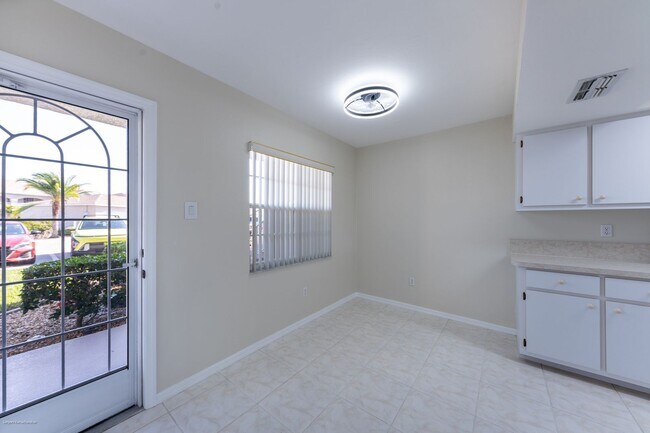 Foto del edificio - PRICE DROP!! UNFURNISHED ANNUAL RENTAL. CL...