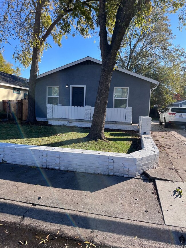 Foto del edificio - BEAUTIFUL REMODELED HOME IN SACRAMENTO NEA...