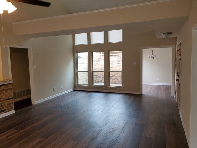 Foto del edificio - 4424 Windhaven Ln