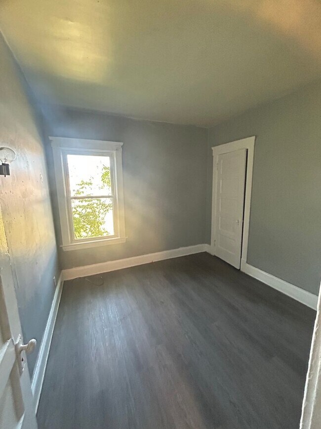 Building Photo - 10512 Greenlawn Ave