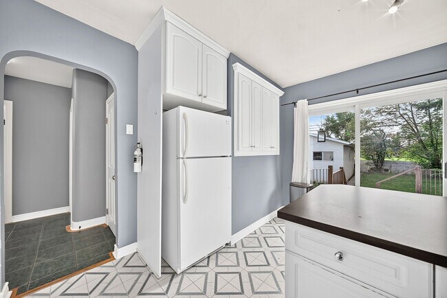 Building Photo - 2216 Victoria Crescent NW
