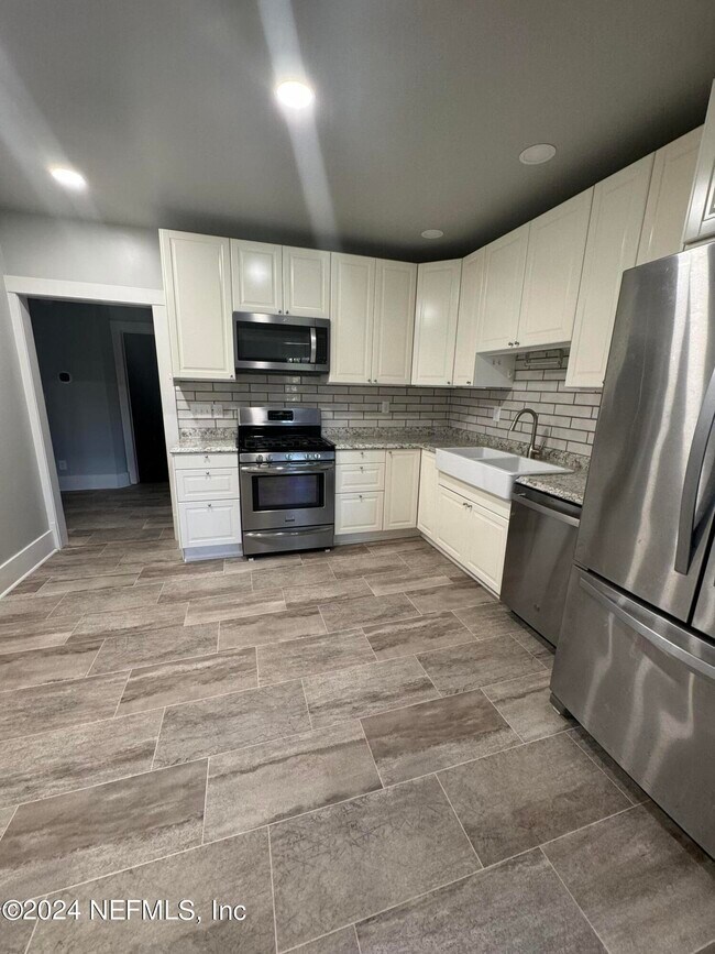 Building Photo - 424 E 6th St