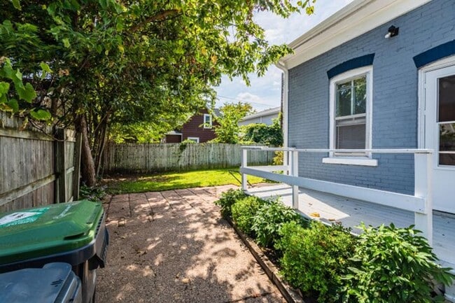 Building Photo - Centrally Located Single Family Home