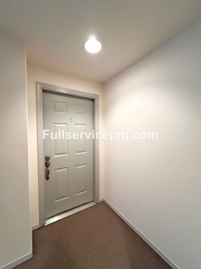 Building Photo - Stylish and Updated Newport Crest Condo