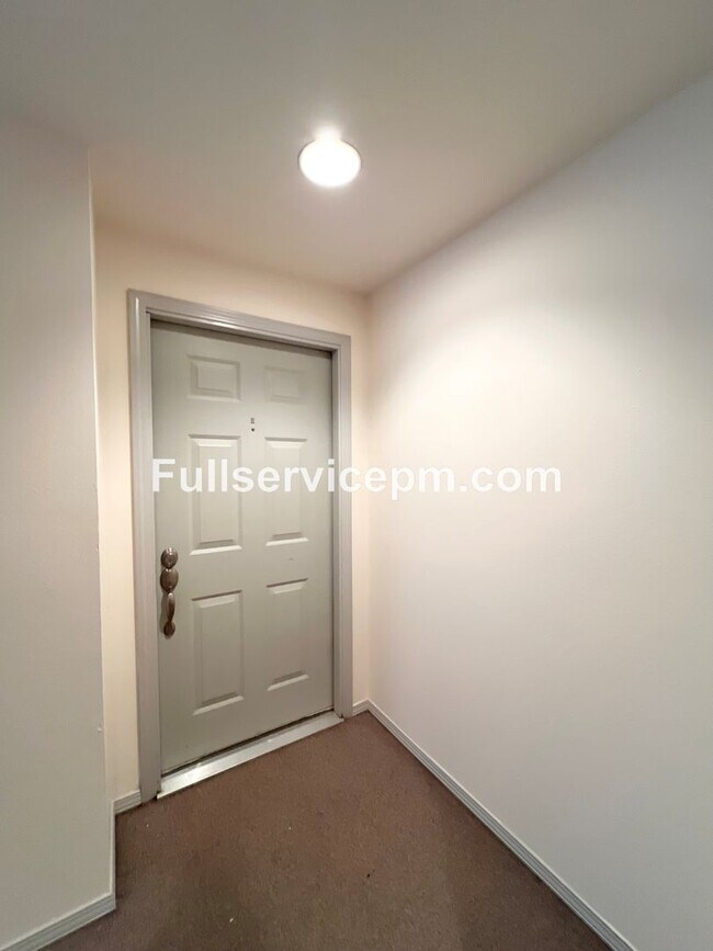 Foto del edificio - Stylish and Updated Newport Crest Condo
