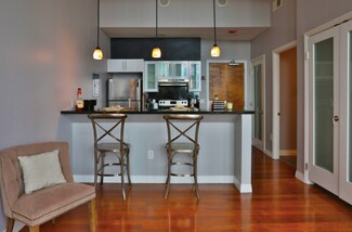 Building Photo - 907 S Broadway