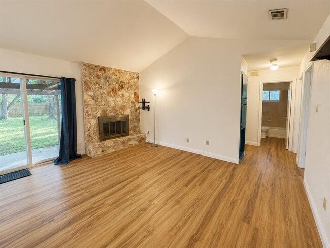 Foto del edificio - 5802 Brook Valley Dr