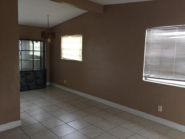 Foto del edificio - 3025 NW 8th Rd