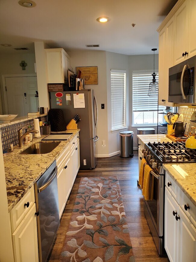 25280 Lake Shore Sq Unit 301, Chantilly, VA 20152 Condo for Rent in