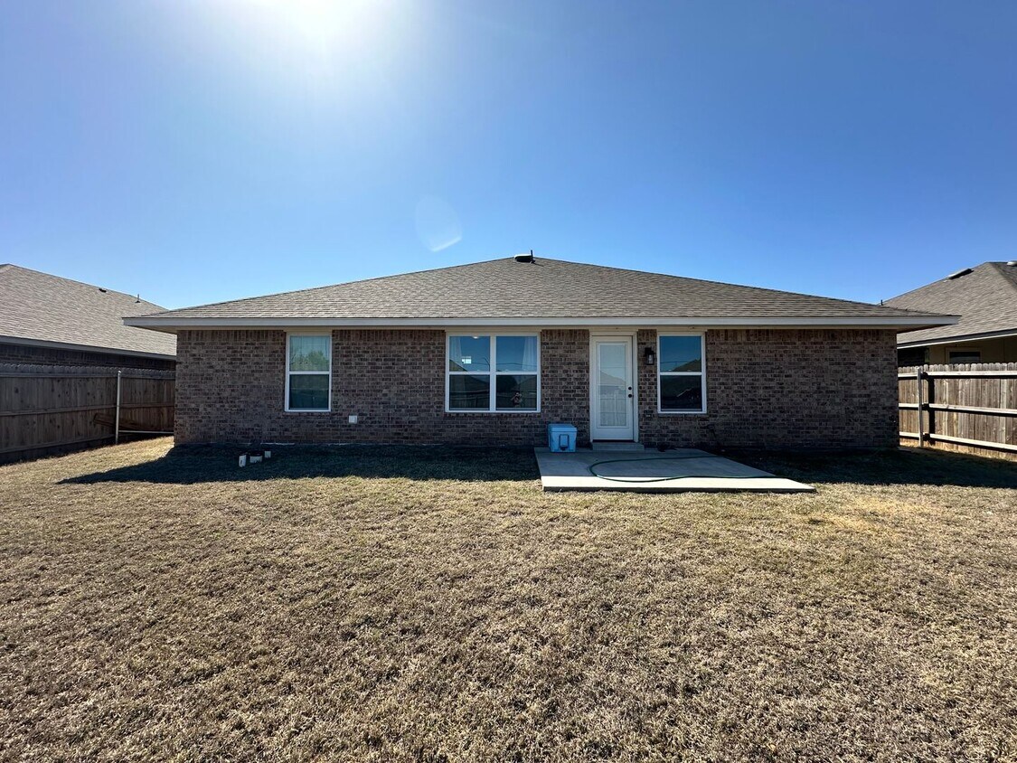 Foto principal - Cute 3 bed 2 bath + office in NW OKC