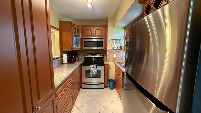 Building Photo - 709 Lori Dr