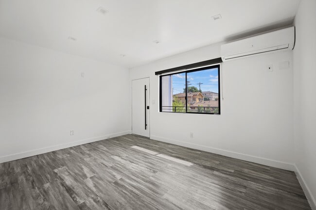 UNIT 6 - 2814 Sichel St.