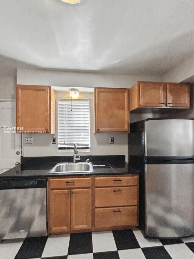 Building Photo - University City Charm Meets Modern Comfort / 4 Beds & 2 Baths / Available Now!