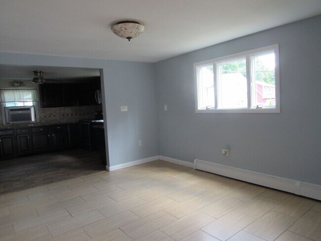 Building Photo - Salem NH!  Home for Rent!  3-4 Bedrooms Av...