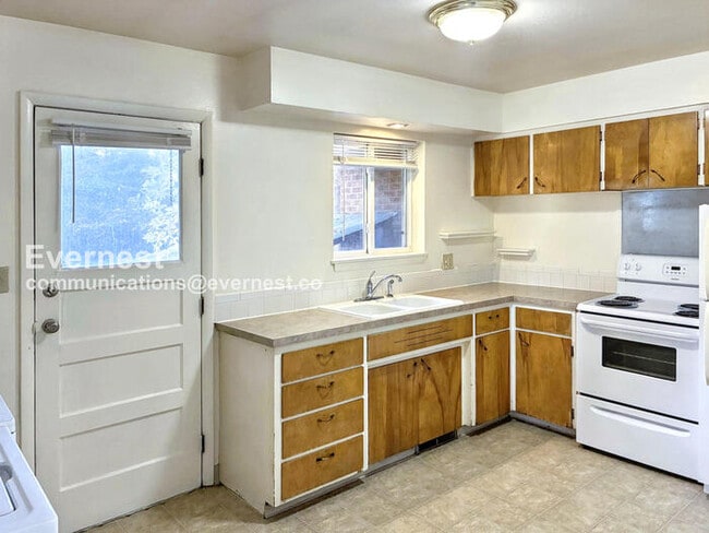 Building Photo - 1307 Castlerock Dr