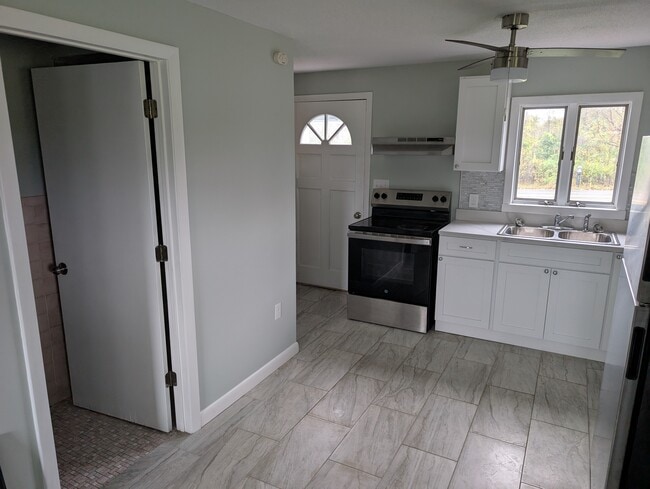 Building Photo - 482 Plain Hill Rd