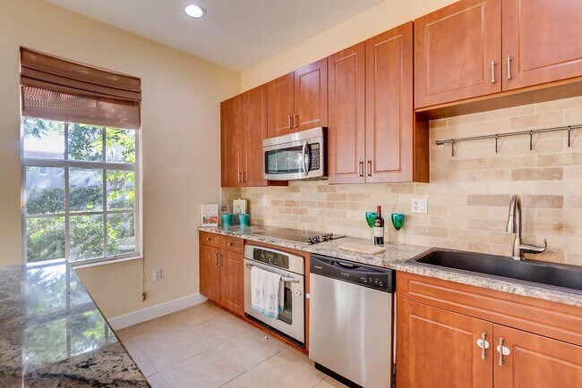 Building Photo - 6960 Julia Gardens Dr