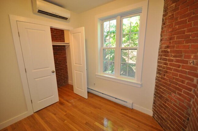 Foto del edificio - Really nice 3 bed 2 bath in the south end......BROKER FEE PAID BY OWNER!!!