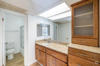 1BR, 1BA - 815SF - Bathroom - Woodland House Apartments