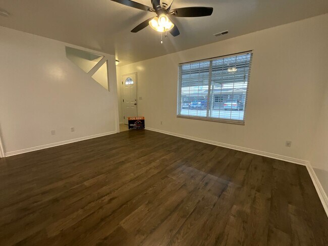 Foto del edificio - 3 bdrm 2 bath Townhouse