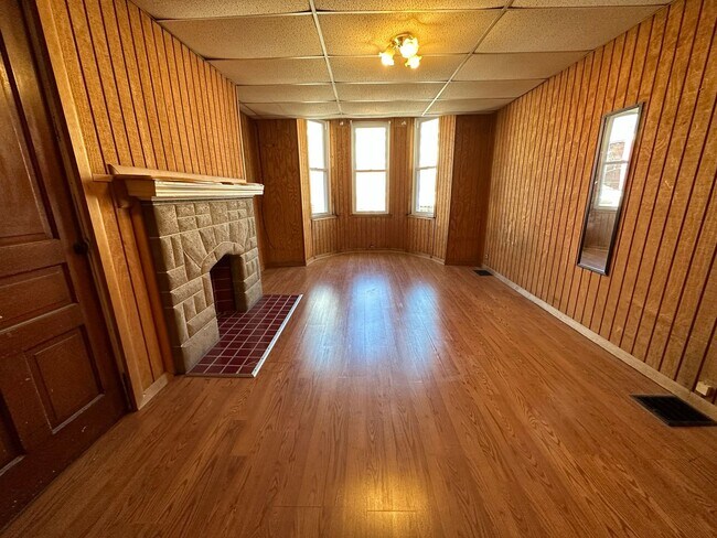 Building Photo - Cozy Two Bedroom Apartment! Great Oakland Location! Call Today!