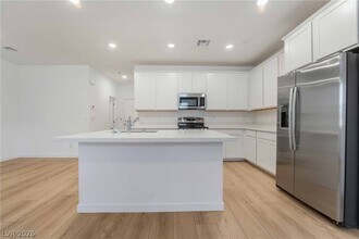Building Photo - 2558 Venetia Pointe St
