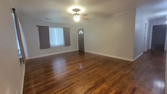 Foto del edificio - 208 Battlebell Rd