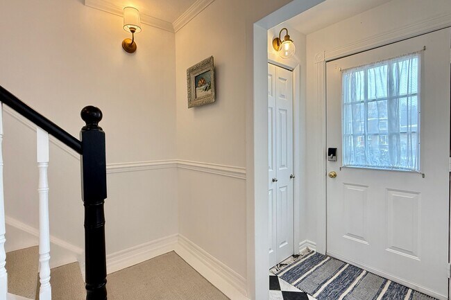 Building Photo - 740 Clarkson Rd S