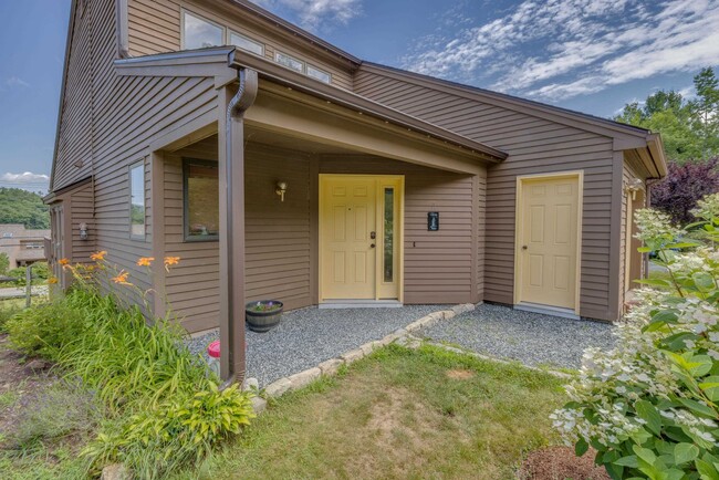 Building Photo - 21 Woodbury Dr