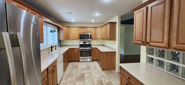 Building Photo - Spacious rental in desirable neighborhood ...