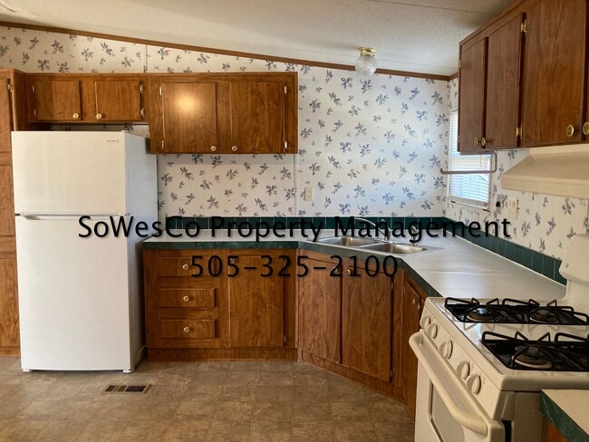 Building Photo - Cute 3 Bedroom Home with Nice Yard (Refrig...