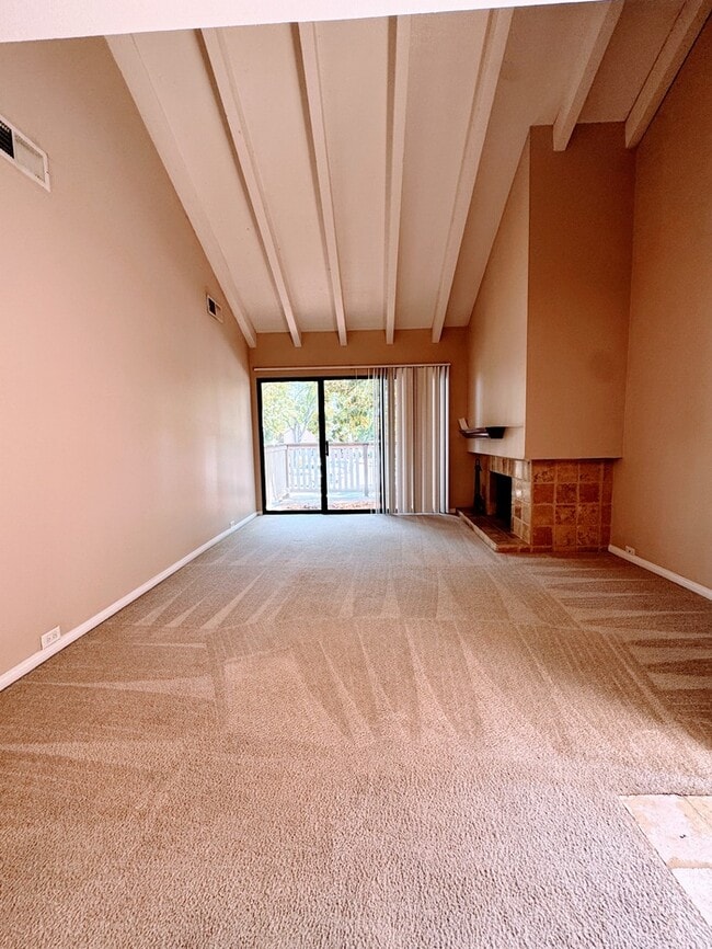 Building Photo - This beautifully maintained upstairs unit ...